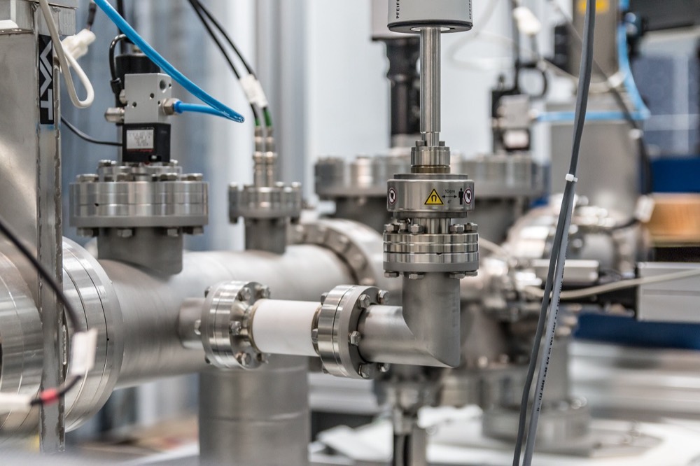 Tecnico al lavoro su una tubazione